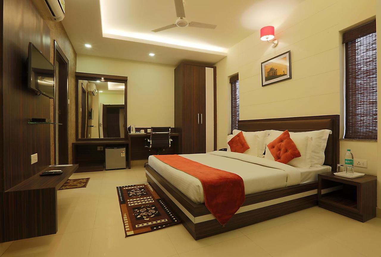 Hotel Premiere Villa Varanasi Exterior photo